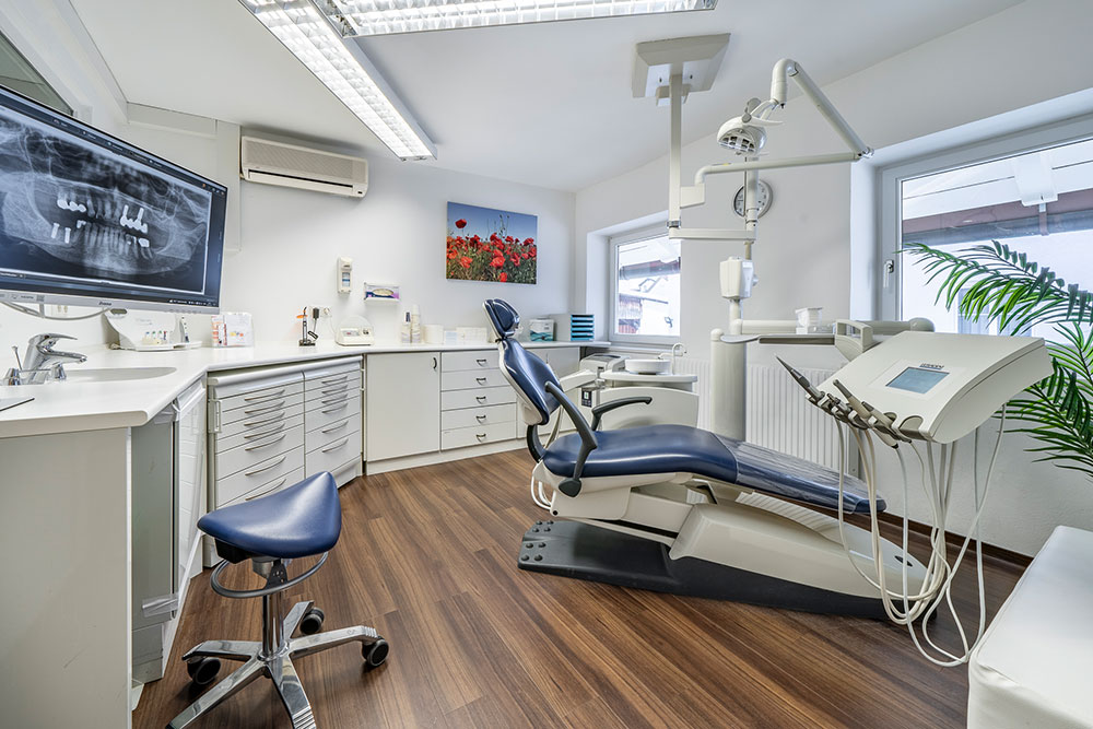Zahnarzt-Bad-Toelz-Dr.-Frei-Dr.-Gruner-Praxis-Behandlungszimmer