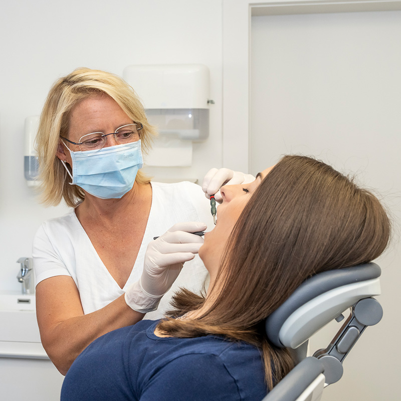 Zahnarztpraxis-bad-toelz-behandlung-dr.-frei